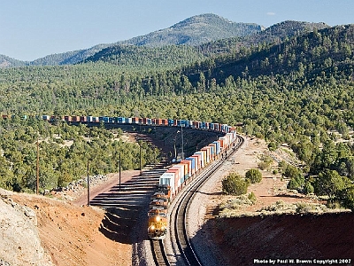 BNSF 4015 at East Perrin, AZ with Q-STPLAC1-14 on 17 April 2007.jpg